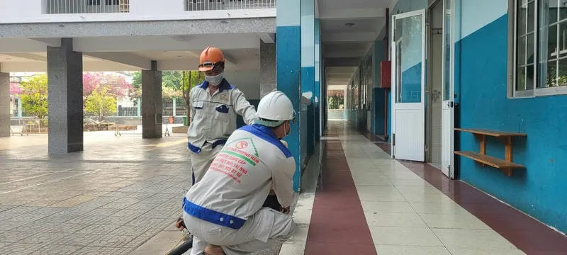 Kỹ thuật viên đang xử lý mối tận gốc tại nhà dân ở Bà Rịa