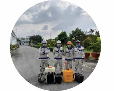 Kỹ thuật viên chuẩn bị cho diệt mối tại khu vực Đồng Nai Kỹ thuật viên chuẩn bị cho diệt mối tại khu vực Đồng Nai