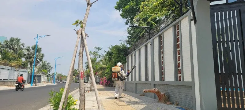 Nhân viên phun thuốc muỗi cho hộ gia đình chuyên nghiệp